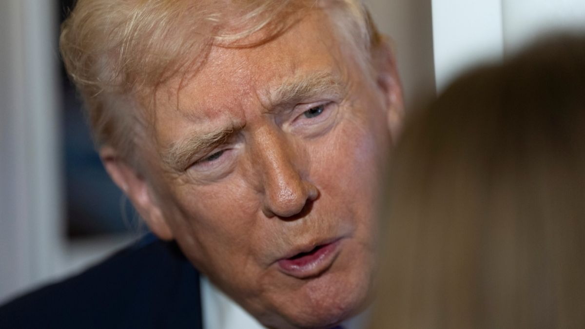 Nahezu täglich plaudert Donald Trump vor laufenden Kameras mit Journalisten - die Video-Beweise überführten "The Don" nun der dreisten Lüge und schüren neue Demenz-Gerüchte. (Foto)