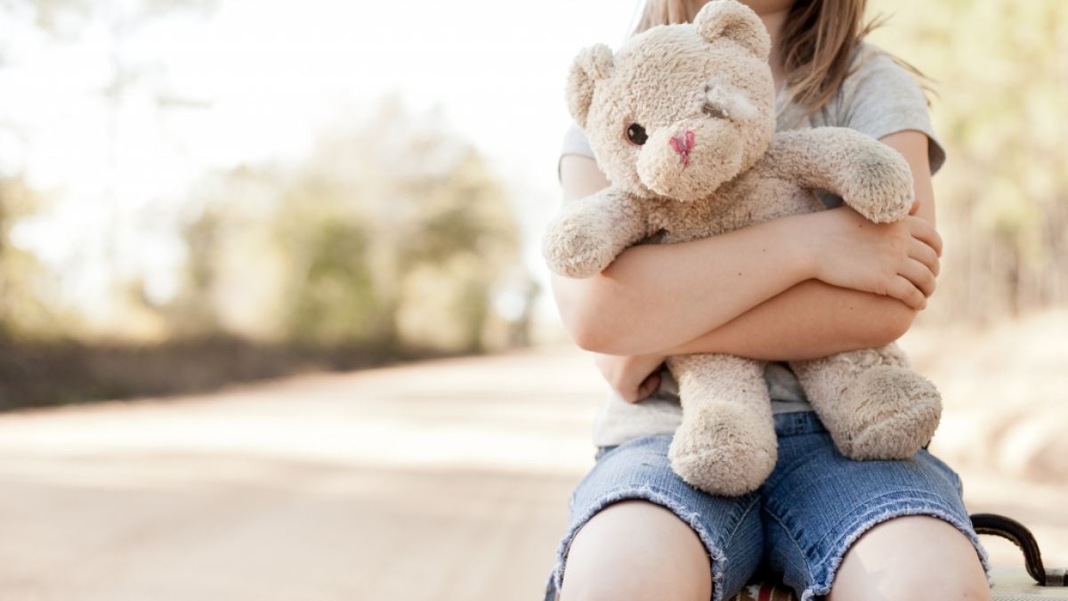 Fühlen sich Kinder langfristig abgelehnt oder einsam, kann sich das negativ auf ihr Selbstbild auswirken. (Foto)