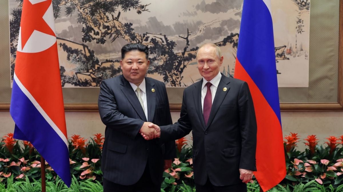 Lässt Nordkorea-Diktator Kim Jong Un (l.) in Pjöngjang neue Luxusanwesen für Staatsgäste wie Wladimir Putin (r.) errichten? (Foto)