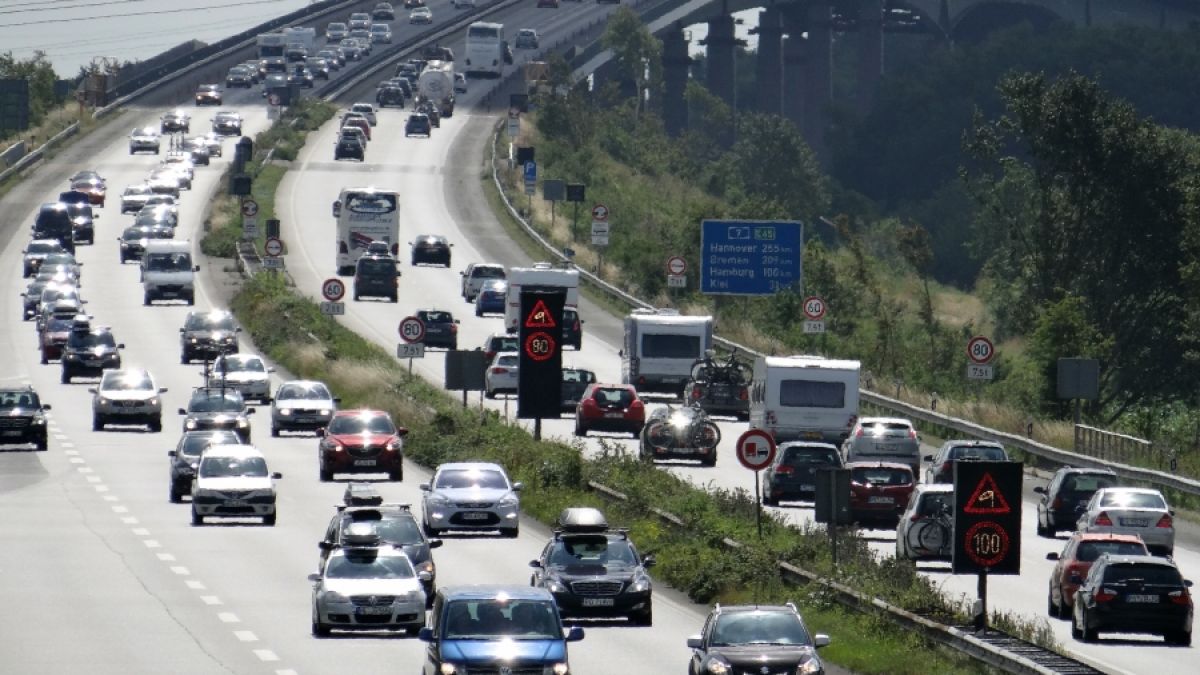 Pendler bekommen durch die neue Entfernungspauschale mehr vom Finanzamt zurück. (Foto)