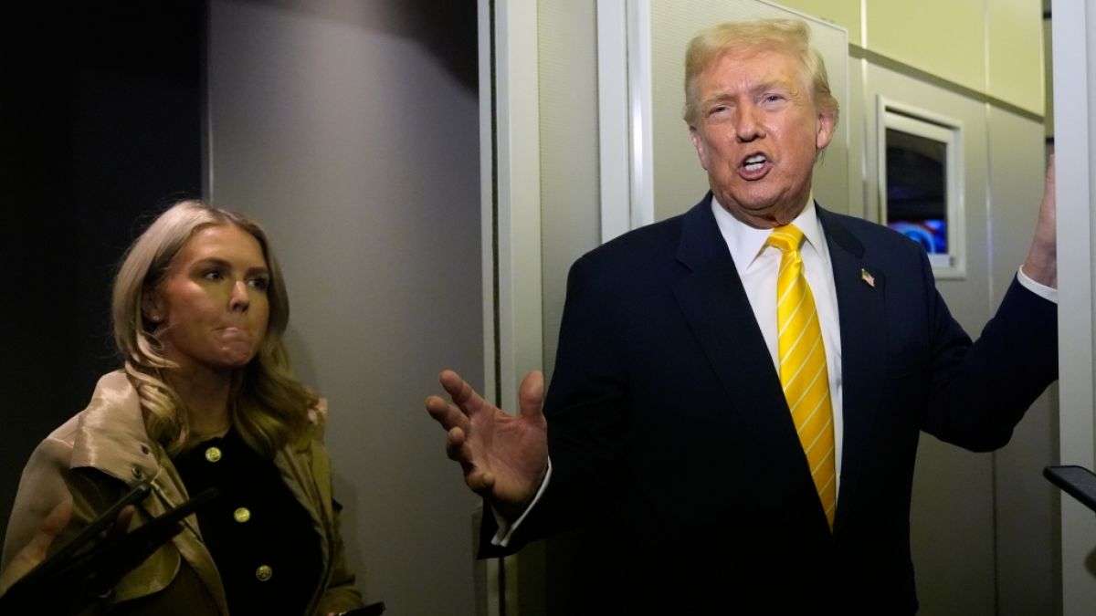 Donald Trump schwärmte bei einer Rede minutenlang von den Lippen seiner Pressesprecherin Karoline Leavitt. (Foto)