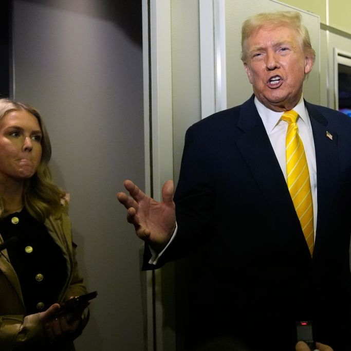 Donald Trump schwärmte bei einer Rede minutenlang von den Lippen seiner Pressesprecherin Karoline Leavitt.