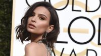 Emily Ratajkowski posiert in Lingerie vor einem Gemälde.