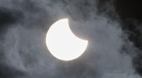 Hobbyastronomen können sich 2026 auf einige Astro-Spektakel freuen. Ein Highlight: Eine partielle Sonnenfinsternis.