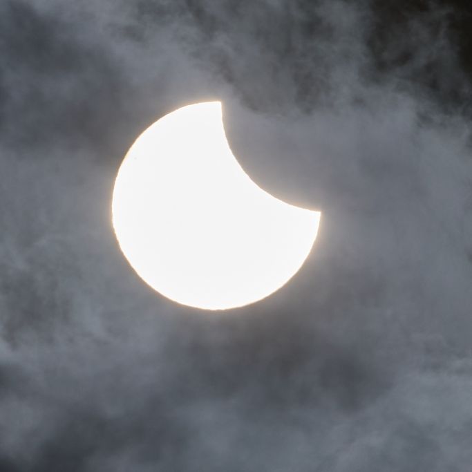 Hobbyastronomen können sich 2026 auf einige Astro-Spektakel freuen. Ein Highlight: Eine partielle Sonnenfinsternis.