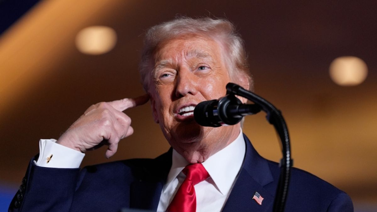 Donald Trump mit einem Verband an seiner rechten Hand. (Foto)