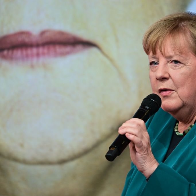 Angela Merkel verzichtet auf ihre berühmte Raute.