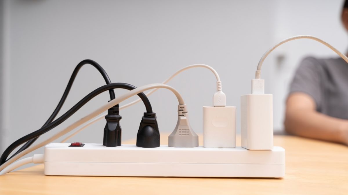 Wer Mehrfachsteckdosen dauerhaft nutzt, geht ein hohes Risiko ein. (Foto)