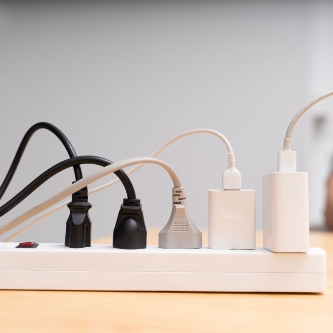 Wer Mehrfachsteckdosen dauerhaft nutzt, geht ein hohes Risiko ein.