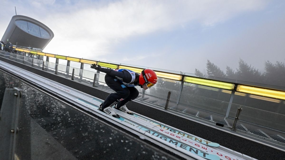 Selina Freitag beim Skispringen in Klingenthal in Aktion. (Foto)
