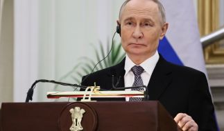 Wladimir Putin blamierte sich bei einem Friedensforum mit einer Mikrofon-Panne.