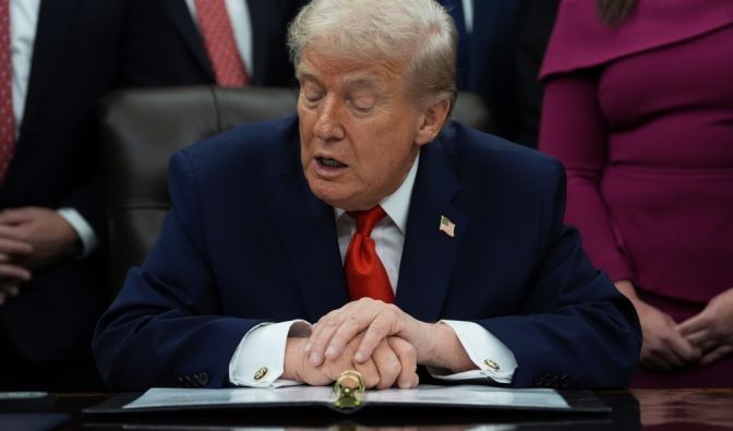 Brisante Epstein-Fotos veröffentlicht - Trump bricht sein Schweigen Donald Trump