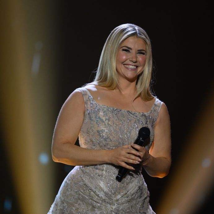 Beatrice Egli: Schlagerstar zeigt sich komplett ungeschminkt / Karoline Leavitt: Michael-Jackson-Nase!