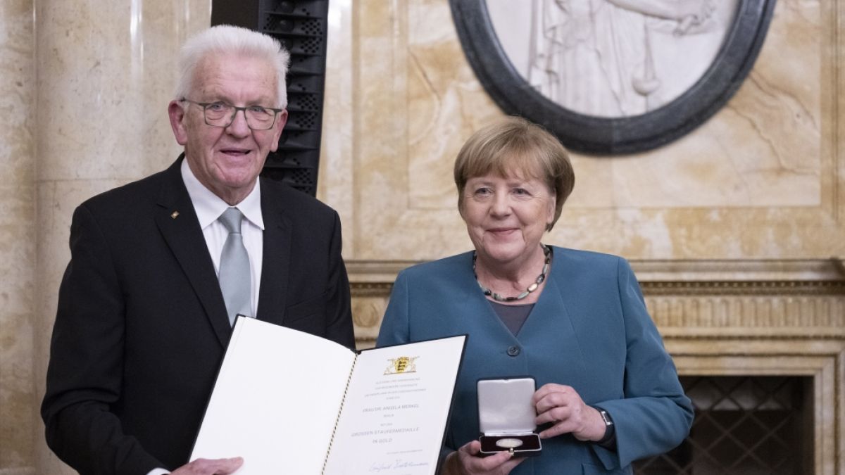Winfried Kretschmann, Ministerpräsident von Baden-Württemberg, überreicht der ehemaligen Bundeskanzlerin Angela Merkel die Staufermedaille in Gold. (Foto)