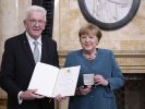 Winfried Kretschmann, Ministerpräsident von Baden-Württemberg, überreicht der ehemaligen Bundeskanzlerin Angela Merkel die Staufermedaille in Gold. (Foto)