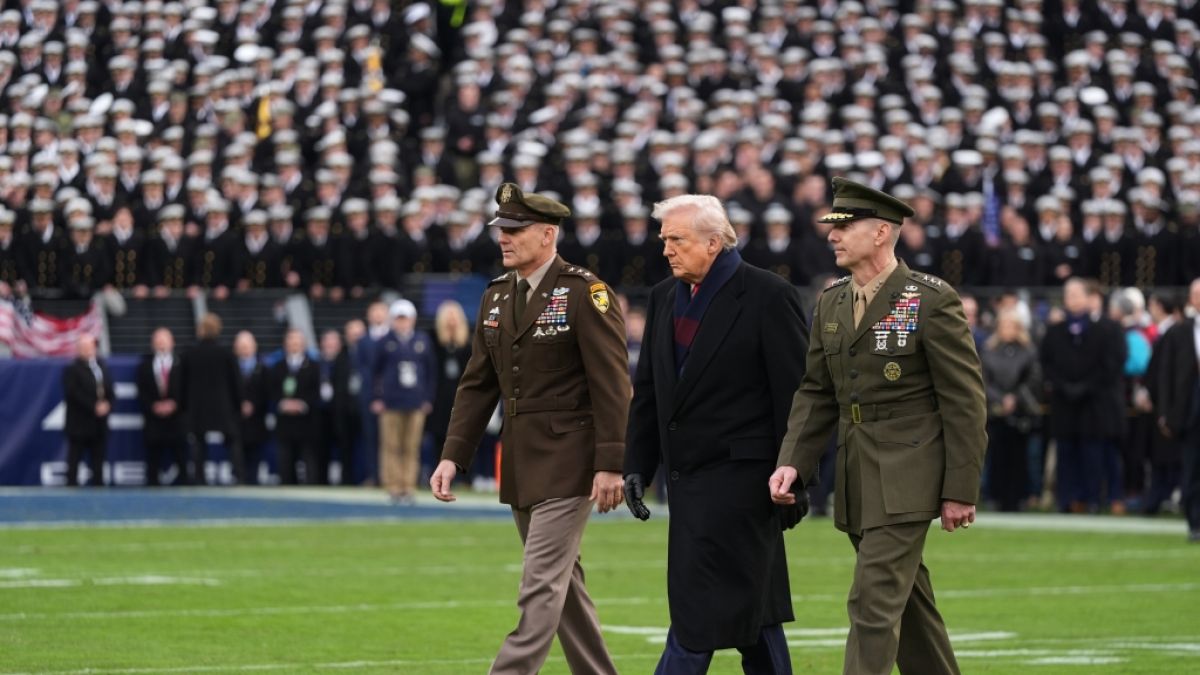 US-Pr&auml;sident Donald Trump wird auf das Spielfeld eskortiert, um am feierlichen M&uuml;nzwurf vor dem Beginn des NCAA-College-Footballspiels zwischen Army und Navy im MT Bank Stadium teilzunehmen. (Foto)