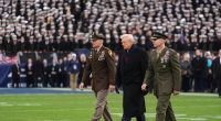 US-Präsident Donald Trump wird auf das Spielfeld eskortiert, um am feierlichen Münzwurf vor dem Beginn des NCAA-College-Footballspiels zwischen Army und Navy im MT Bank Stadium teilzunehmen.