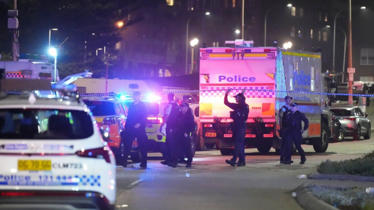Die Polizei sperrt einen Bereich am Bondi Beach nach einem Terroranschlag in Sydney ab. (Foto)