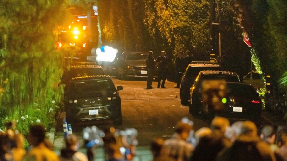 Rettungskr&auml;fte sind in der N&auml;he von Rob Reiners Haus im Stadtteil Brentwood in Los Angeles im Einsatz - der Regisseur und seine Ehefrau Michele fielen ersten Erkenntnissen zufolge einem T&ouml;tungsdelikt zum Opfer. (Foto)