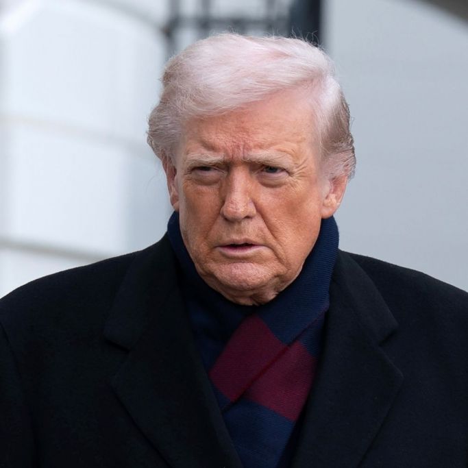 Donald Trump spricht während einer Weihnachtsfeier im Weißen Haus plötzlich über giftige Schlangen.