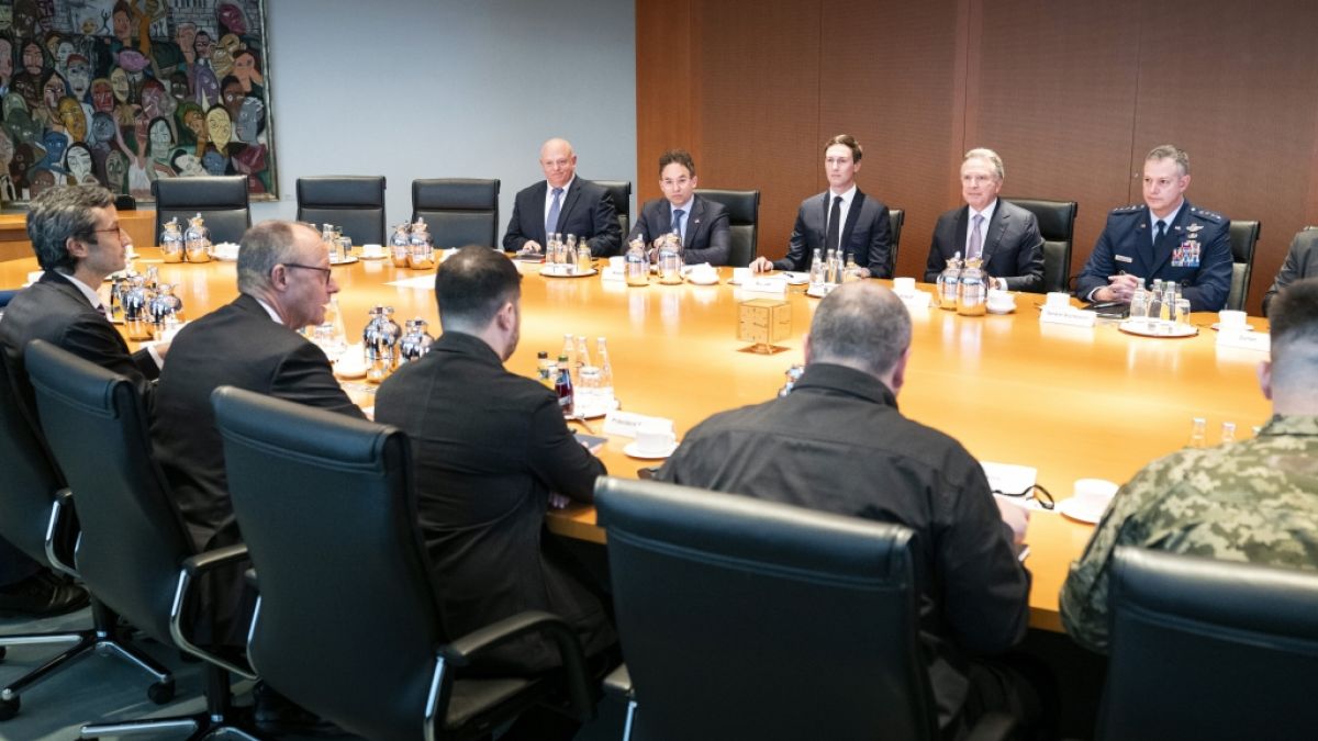 US-Vertreter - arunter Jared Kushner (hintere Reihe, M) und der Sondergesandte Steve Witkoff (hintere Reihe, 2.v.r.) - wollen in Berlin mit Ukrainern und Europ&auml;ern &uuml;ber einen m&ouml;glichen Waffenstillstand beraten. (Foto)