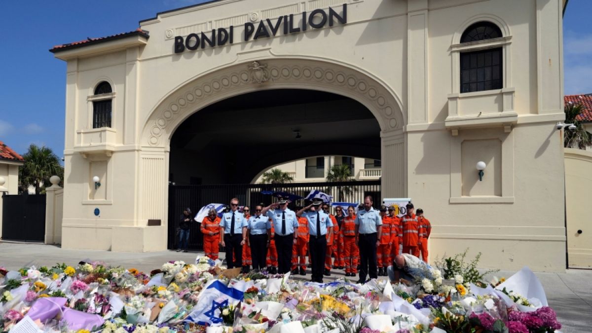 Polizisten salutieren nach der Kranzniederlegung an einer Gedenkst&auml;tte f&uuml;r die Opfer des Angriffs am Bondi Beach in Sydney. (Foto)