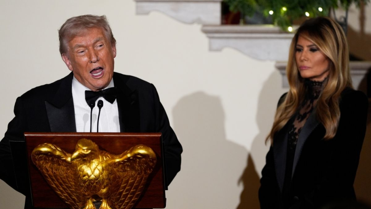 Donald Trumps Ehefrau wirkte bei einer Ansprache des US-Pr&auml;sidenten im Wei&szlig;en Haus wie erstarrt und regelrecht geistesabwesend. (Foto)