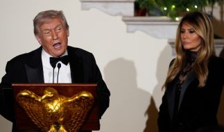 Donald Trumps Ehefrau wirkte bei einer Ansprache des US-Präsidenten im Weißen Haus wie erstarrt und regelrecht geistesabwesend.