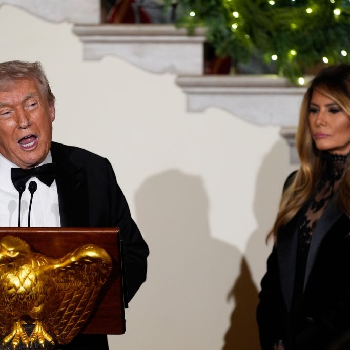 Donald Trumps Ehefrau wirkte bei einer Ansprache des US-Präsidenten im Weißen Haus wie erstarrt und regelrecht geistesabwesend.