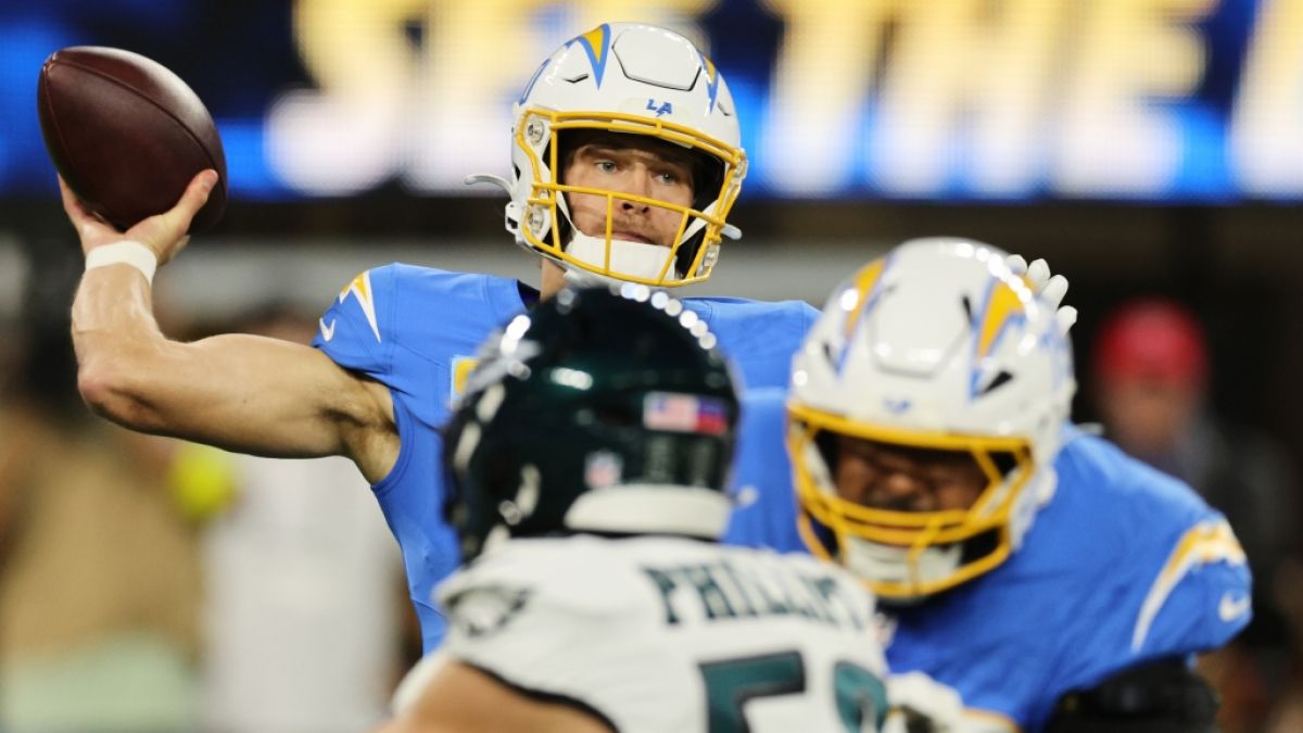 Der Quarterback der Los Angeles Chargers, Justin Herbert wirft den Ball, am 08.12.2025. (Symbolbild) (Foto)