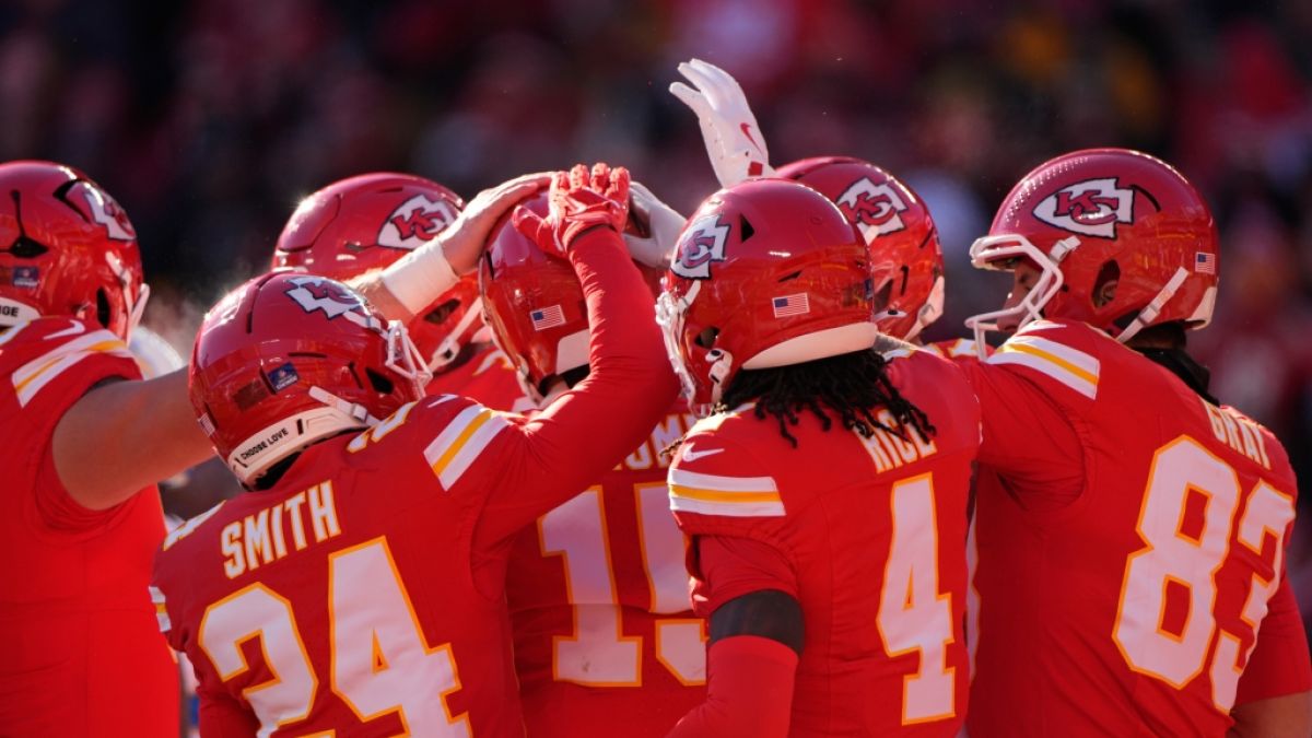 Die Spieler der Kansas City Chiefs jubeln mit dem Quarterback Patrick Mahomes in der Mitte, am 14.12.2025. (Symbolbild) (Foto)