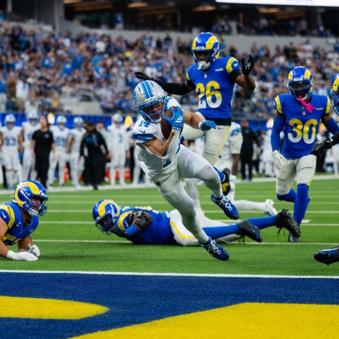 Amon-Ra St. Brown von den Detroit Lions läuft den Ball in die Endzone gegen die Los ANgeles Rams, am 14.12.2025. (Symbolbild)