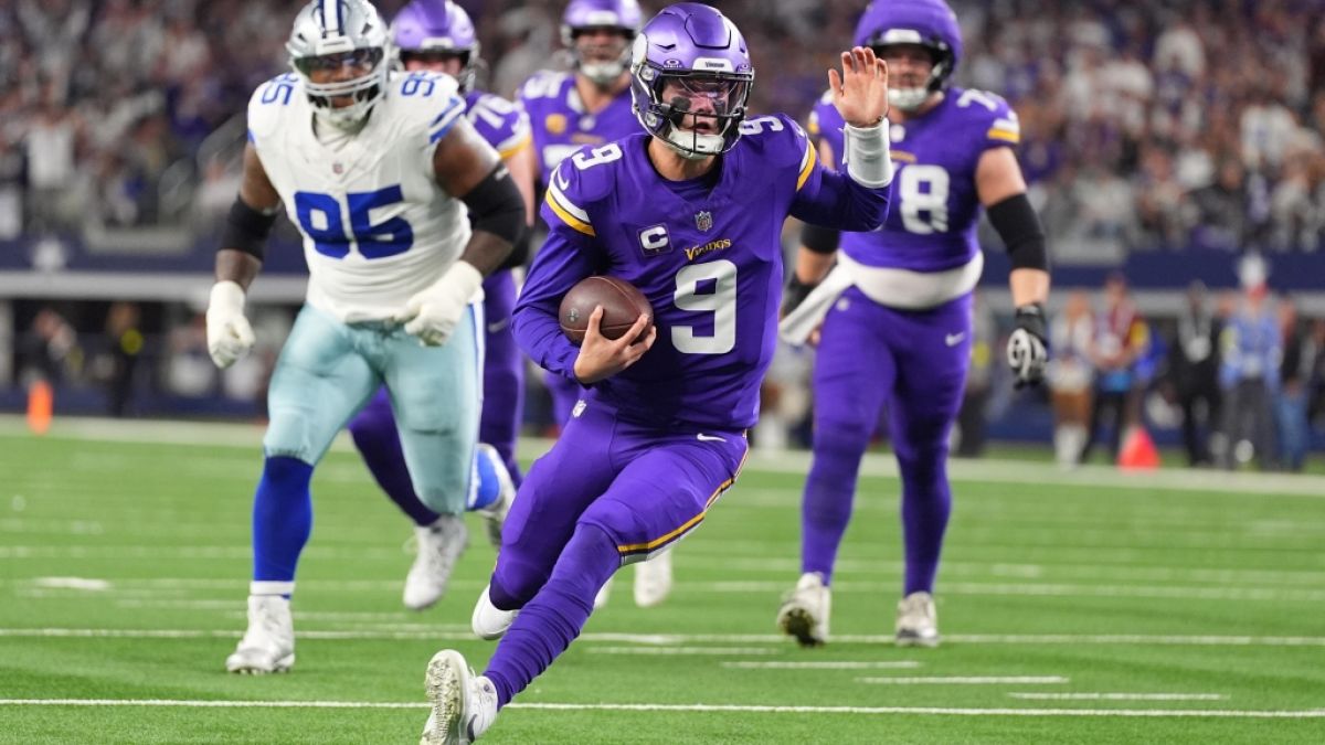 J.J. McCarthy von den Minnesota Vikings l&auml;uft den Ball, am 14.12.2025. (Symbolbild) (Foto)