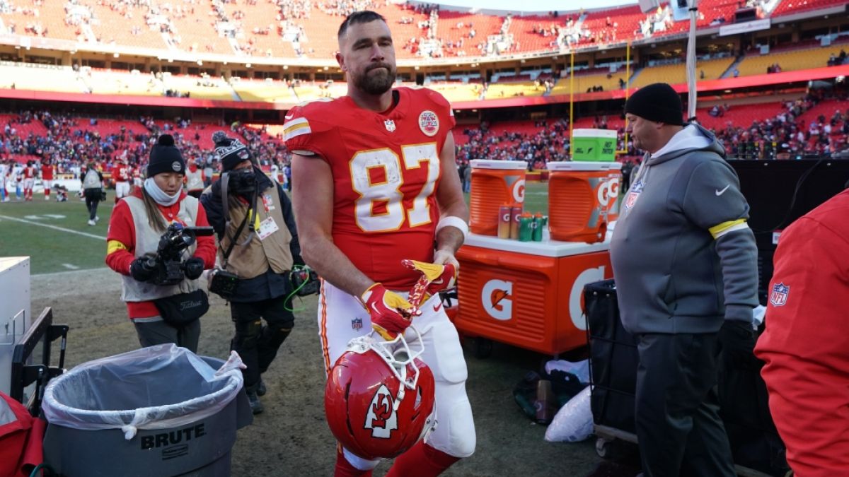 Travis Kelce von den Kansas City Chiefs verl&auml;sst das Spielfeld mit einem entt&auml;uschten Gesichtsausdruck, nach der Niederlange gegen die Los Angeles Chargers, am 14.12.2025. (Symbolbild) (Foto)