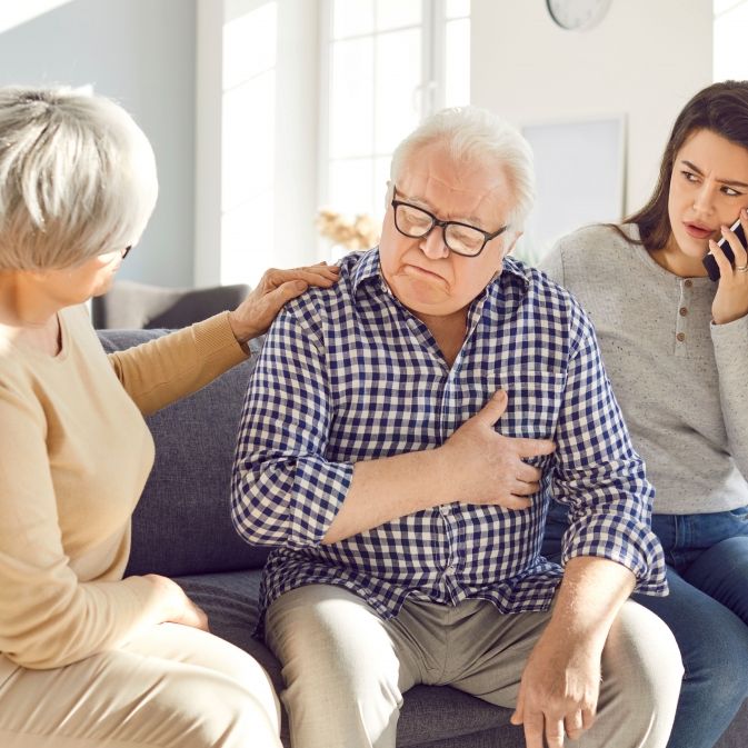 Diese Symptome können auf Herzinfarkte und Schlaganfälle hinweisen