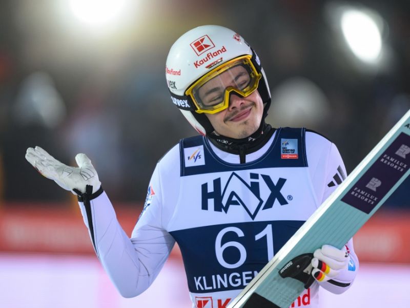 Skisprung-Weltcup der Herren: Hoffmann springt bei Windlotterie wieder aufs Podest, Kobayashi siegt