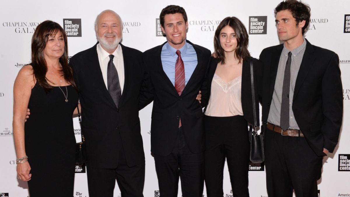 Ein Bild aus gl&uuml;cklichen Tagen: US-Regisseur Rob Reiner mit Ehefrau Michele (li.) und den gemeinsamen Kindern (v.l.n.r.) Jake. Romy und Nick. (Foto)