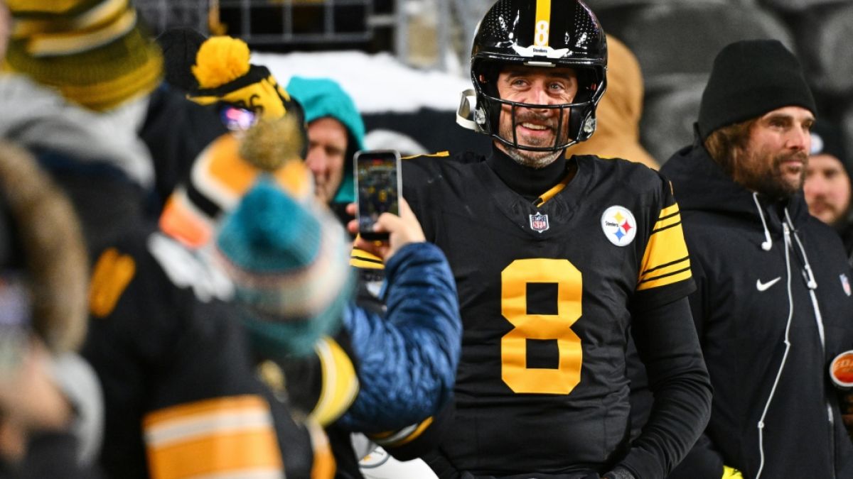 Aaron Rodgers von den Pittsburgh Steelers l&auml;chelt w&auml;hrend Fans ein Foto von ihm schie&szlig;en, am 15.12.2025. (Symbolbild) (Foto)