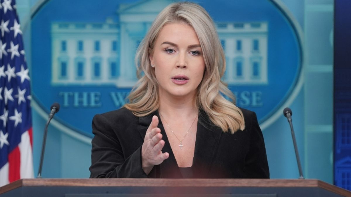 Aus einer gewissen Entfernung betrachtet ist Karoline Leavitt eine echte Sch&ouml;nheit - in Nahaufnahme ergibt sich jedoch ein ganz anderes Bild. (Foto)