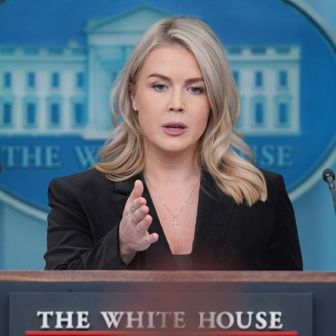 Aus einer gewissen Entfernung betrachtet ist Karoline Leavitt eine echte Schönheit - in Nahaufnahme ergibt sich jedoch ein ganz anderes Bild.