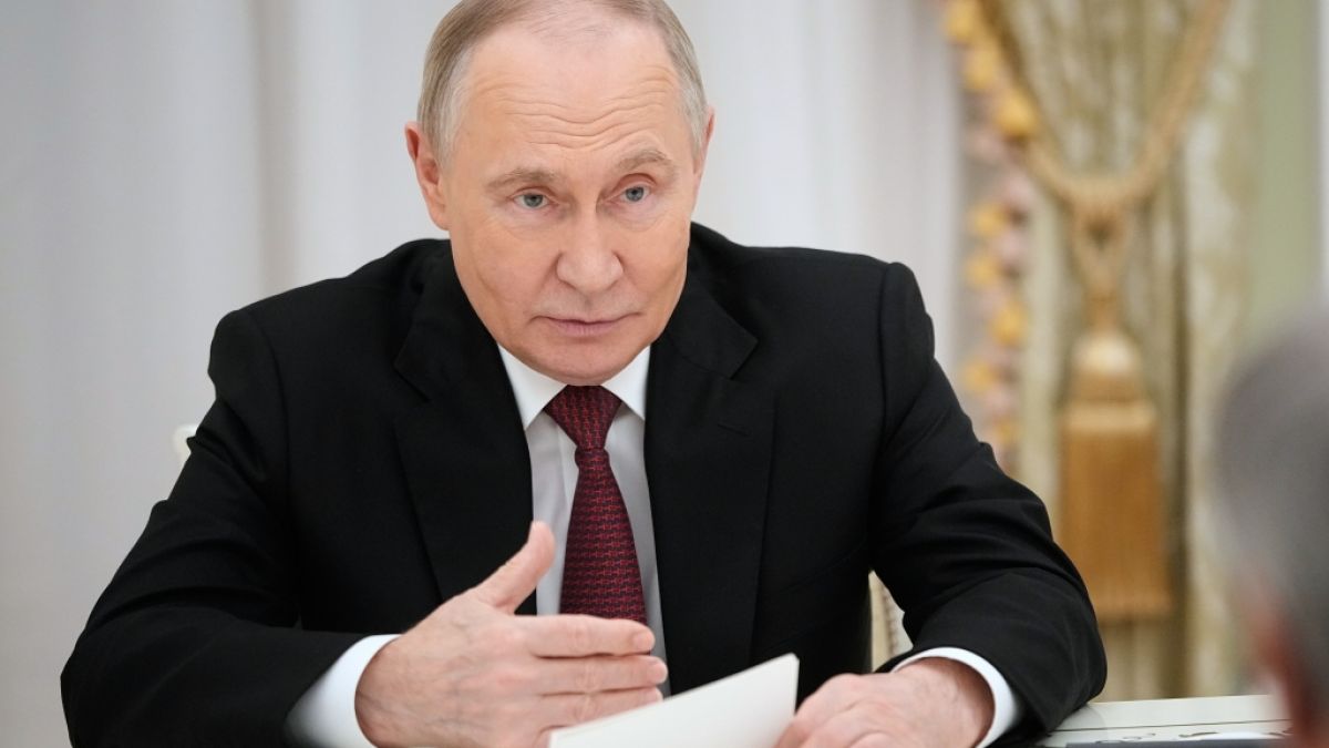 Wladimir Putin hat offenbar zwischen 350.000 und 360.000 einsatzbereite Soldaten in Belarus zusammengezogen - ein Umstand, der die Sorge vor einem Dritten Weltkrieg wachsen l&auml;sst. (Foto)