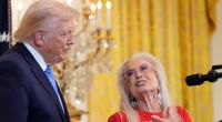 US-Präsident Donald Trump hört Miriam Adelson während eines Chanukka-Empfangs im East Room des Weißen Hauses in Washington zu.