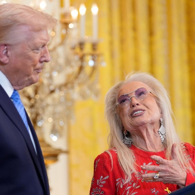 US-Präsident Donald Trump hört Miriam Adelson während eines Chanukka-Empfangs im East Room des Weißen Hauses in Washington zu.