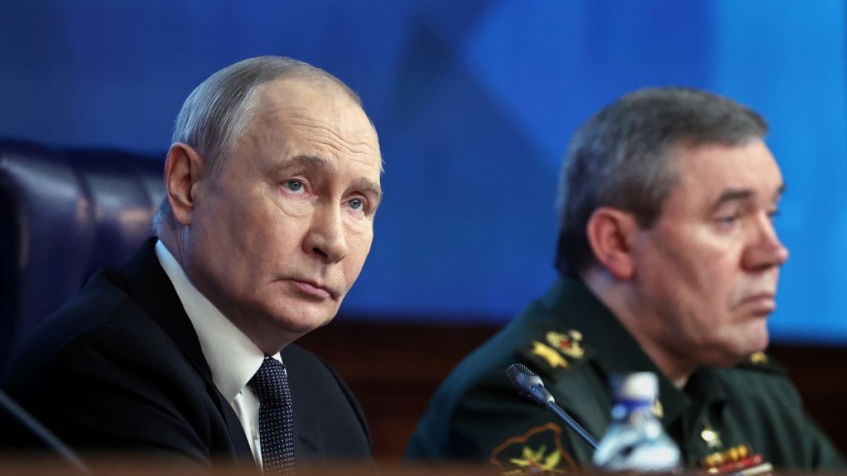 Wladimir Putin (l) und der russische Generalstabschef General Waleri Gerassimow nehmen an der j&auml;hrlichen Vorstandssitzung des Verteidigungsministeriums in Moskau teil. (Foto)