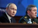 Wladimir Putin (l) und der russische Generalstabschef General Waleri Gerassimow nehmen an der jährlichen Vorstandssitzung des Verteidigungsministeriums in Moskau teil. (Foto)