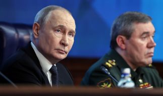 Wladimir Putin (l) und der russische Generalstabschef General Waleri Gerassimow nehmen an der jährlichen Vorstandssitzung des Verteidigungsministeriums in Moskau teil.