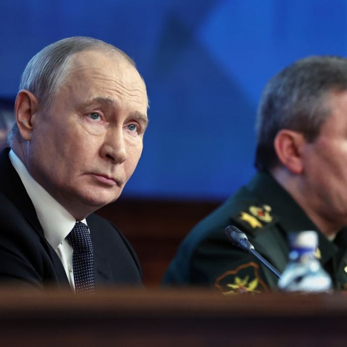 Wladimir Putin (l) und der russische Generalstabschef General Waleri Gerassimow nehmen an der jährlichen Vorstandssitzung des Verteidigungsministeriums in Moskau teil.