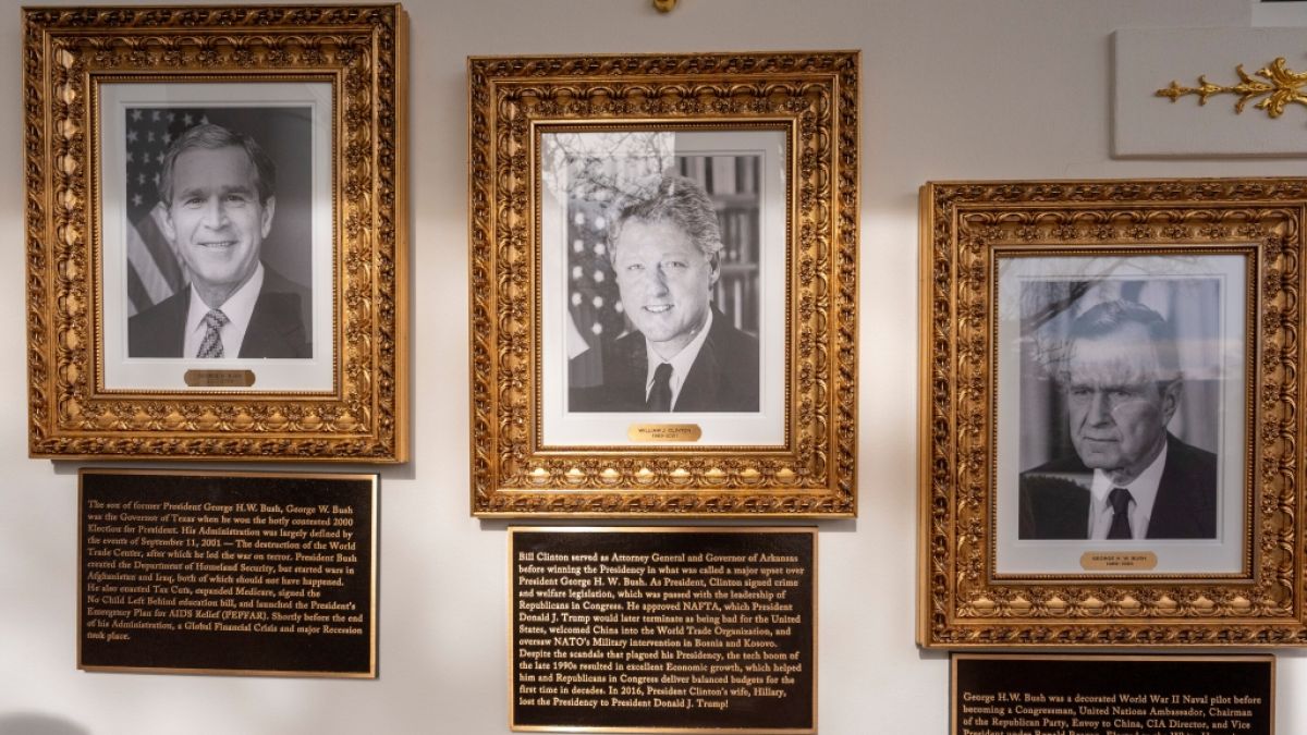 Unter den Pr&auml;sidentenportr&auml;ts an der S&auml;ulenhalle des Wei&szlig;en Hauses wurden neue Tafeln mit Texten angebracht. (Foto)