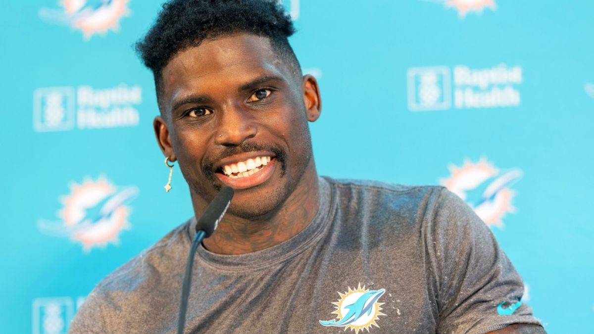 Tyreek Hill von den Miami Dolphins l&auml;chelt bei einer Pressekonferenz, am 02.11.2023. (Symbolbild) (Foto)