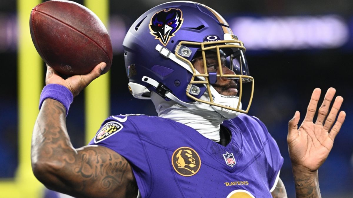 Lamar Jackson von den Baltimore Ravens wirft den Ball, am 27.11.2025. (Symbolbild) (Foto)